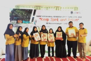 Guru dan Karyawan Berprestasi SD Mugeb Diganjar Apresiasi