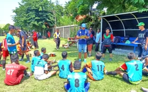 Legenda Sepakbola  Hanafing Pimpin Seleksi Pemain PSHW