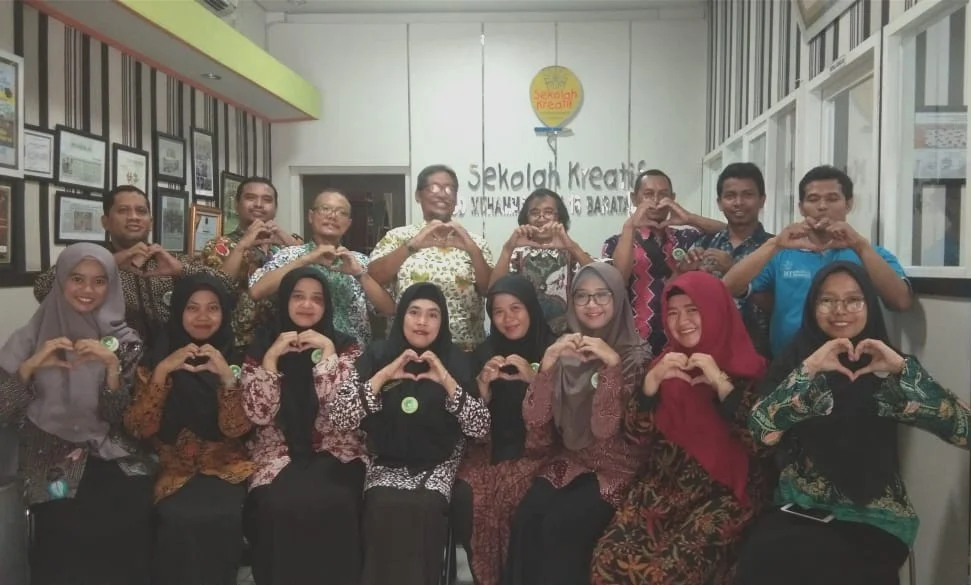 SD Almadany Gresik Mencari Ide Gila ke Sekolah Kreatif Ini