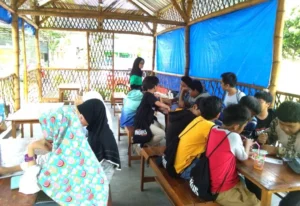 Siswa Spemdalas Belajar Cas-cis-cus di Cafe, Asyik!