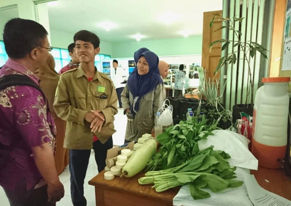Siswa SMKM 5 Gresik Pamerkan Alat Perbanyak Mikroba Baik