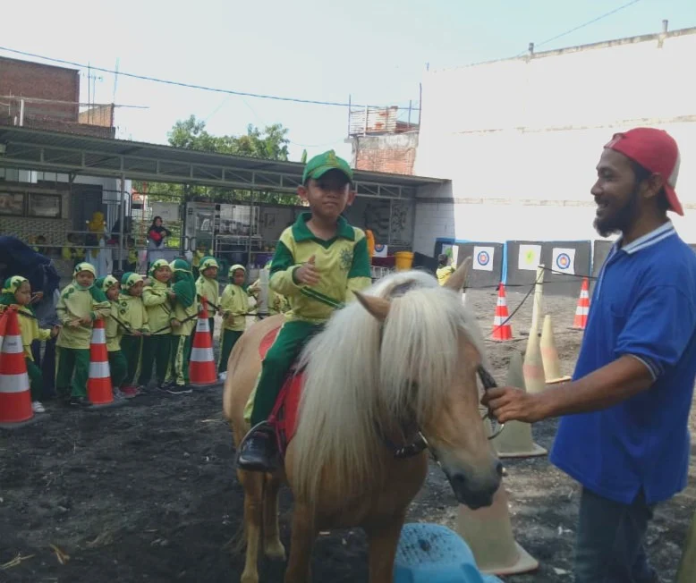 Siswa TK Aisyiyah 36 PPI Belajar Berkuda dan Memanah, Lucu!
