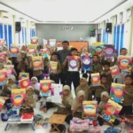 Guru Smamsatu Ajak Siswa SDMM Menggambar sesuai Syari