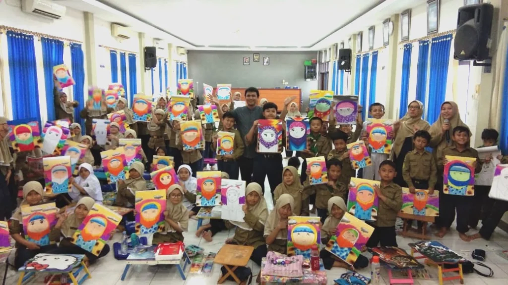 Guru Smamsatu Ajak Siswa SDMM Menggambar sesuai Syari