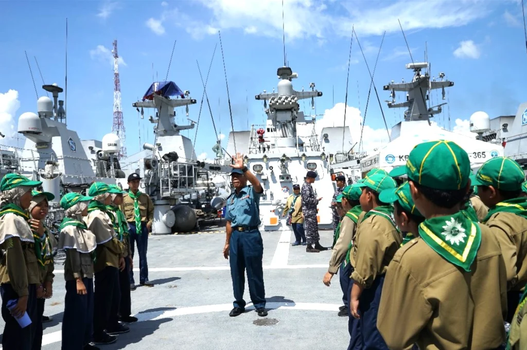 Siswa SDMM Naik KRI Diponegoro, Ini Cerita Serunya