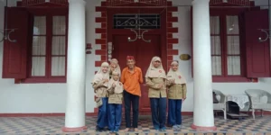 Kampung Kemasan Gresik dan Rahasia Jendela Asli dan Palsu