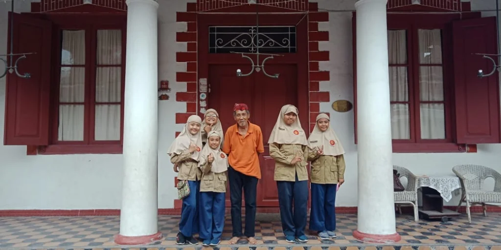 Kampung Kemasan Gresik dan Rahasia Jendela Asli dan Palsu