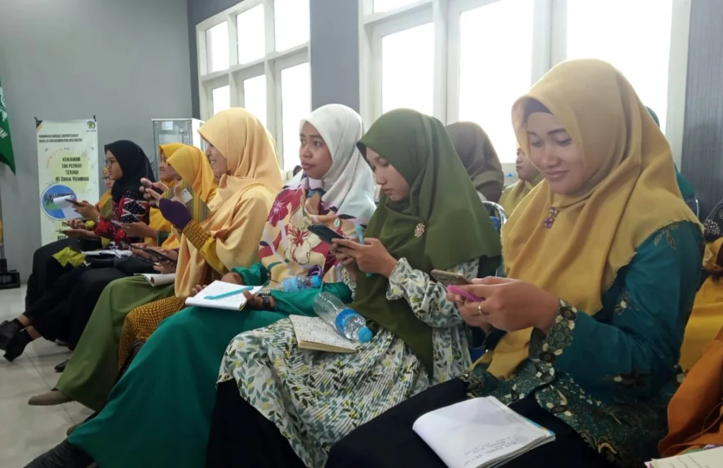 Belajar Tak Kenal Jarak, Dua Guru SD Muwri Ketagihan Menulis