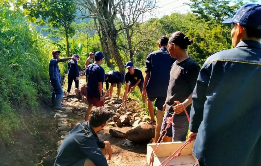 KKN 21 UM Jember Perbaiki Jalan Dusun yang Terisolasi