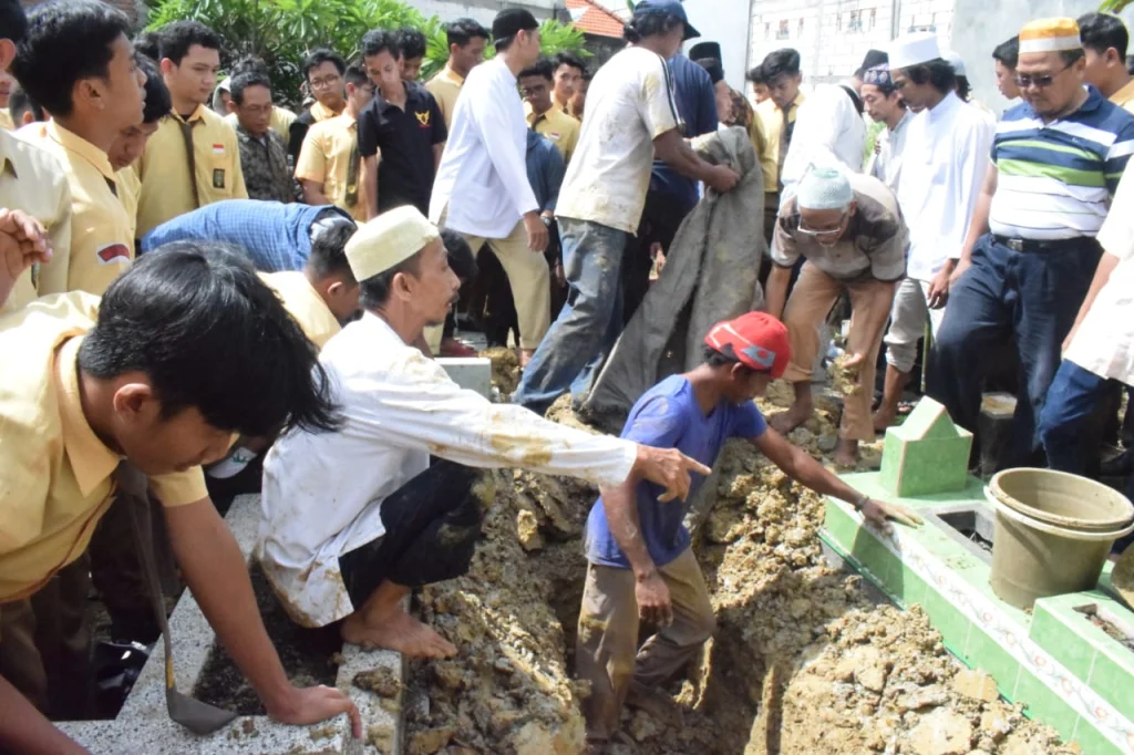 Smamsatu Ajak Siswa Belajar Faktual Makamkan Jenazah