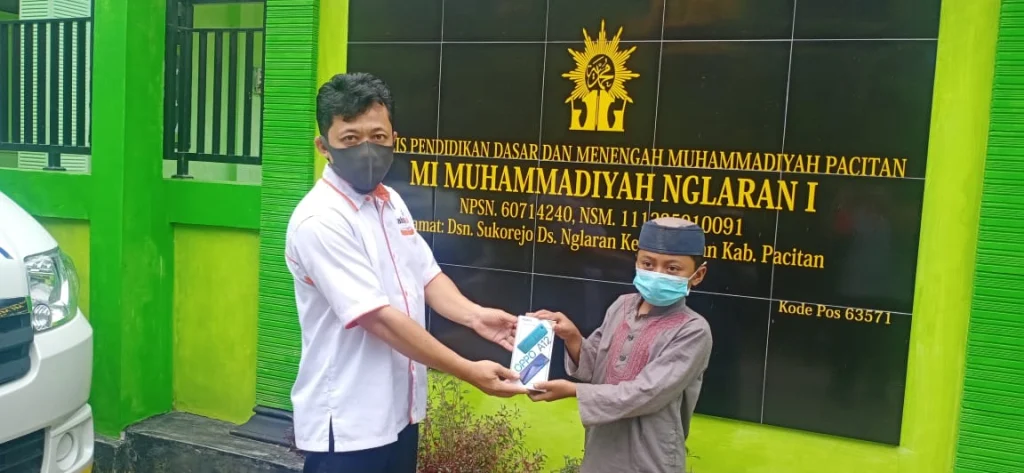 Dapat Bantuan HP Lazismu Pacitan, Yatim Ini Bisa Ujian Daring
