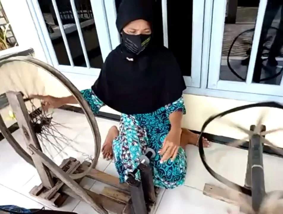 Sekolah Kreatif Menganti Ajak Siswa ke Industri Rumahan Sarung Tenun