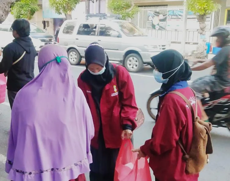 Sisihkan Uang Saku, Kader IMM Berbagi Takjil