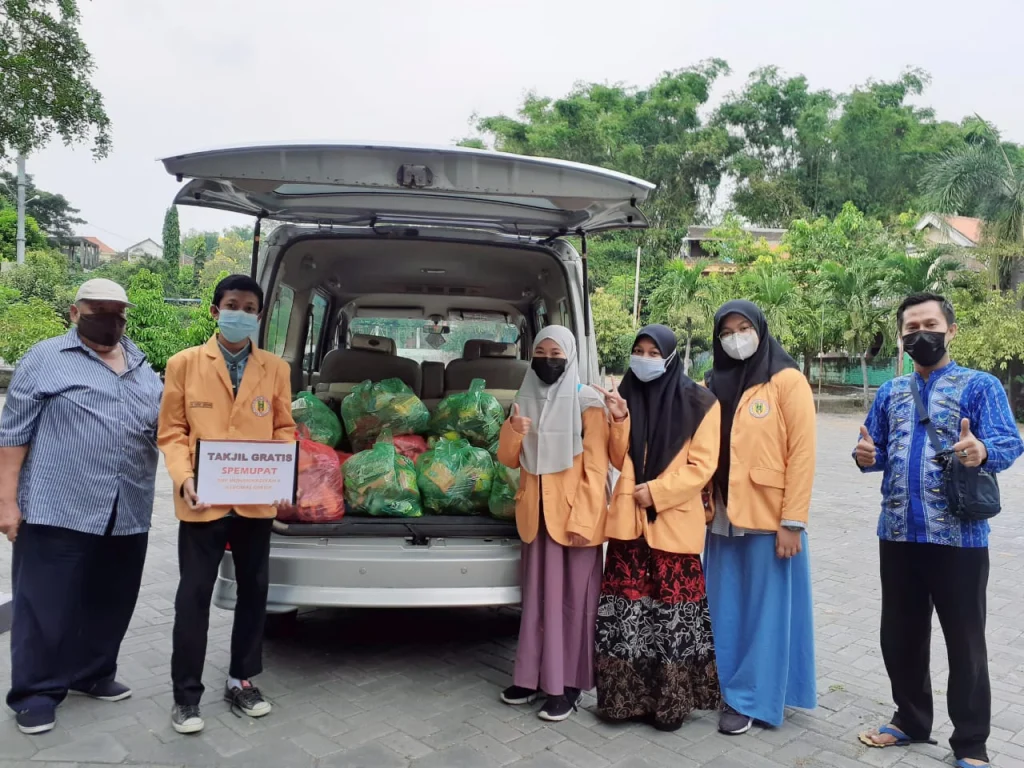 Darul Arqam, Siswa Spemupat Kebomas Bagi Takjil