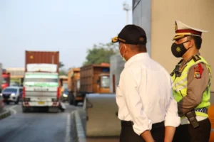 Petugas Penyekatan Mudik di Gerbang Tol Cikupa Diapresiasi Menko PMK