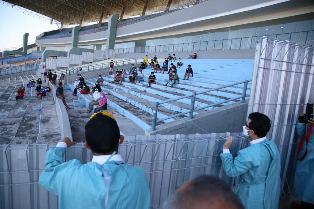 Menko PMK Beri Semangat Pasien Isoman di Gelora Joko Samudro