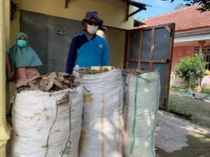 Mahasiswa UMM Sumbang Alat Pengering Sampah Bernilai Ekonomi