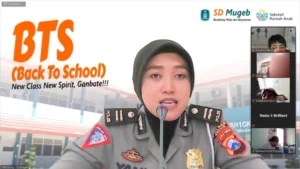 Siswa SD Mugeb Ngobrol Asyik bersama Bu Polisi