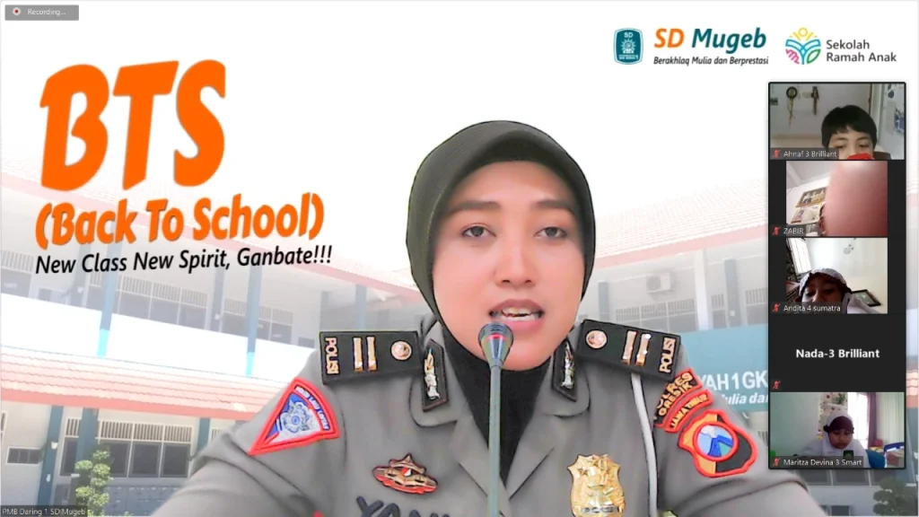 Siswa SD Mugeb Ngobrol Asyik bersama Bu Polisi