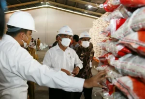 Menko PMK Minta Bulog Percepat Penyaluran Bantuan Beras