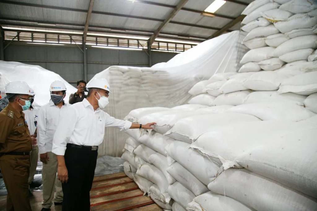 Menko PMK Minta Bulog Terus Manfaatkan Beras Petani Lokal