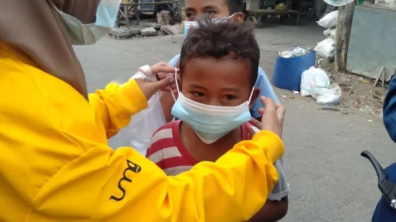 Mahasiswa UMG Bagikan Jamu dan Masker