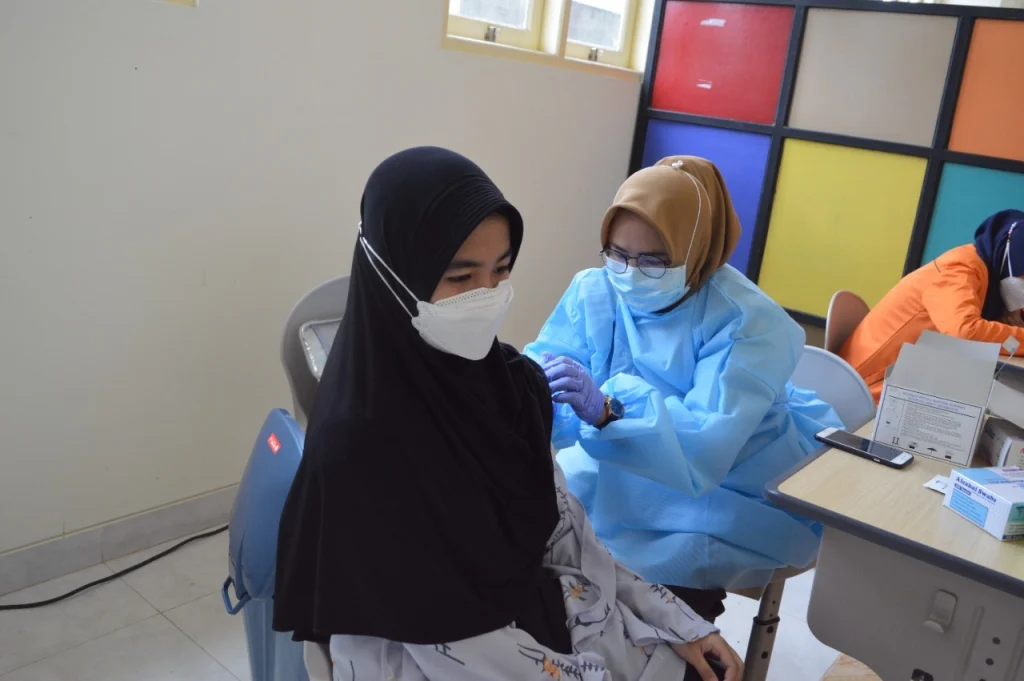 Santri Muallimaat Sukseskan Vaksinasi