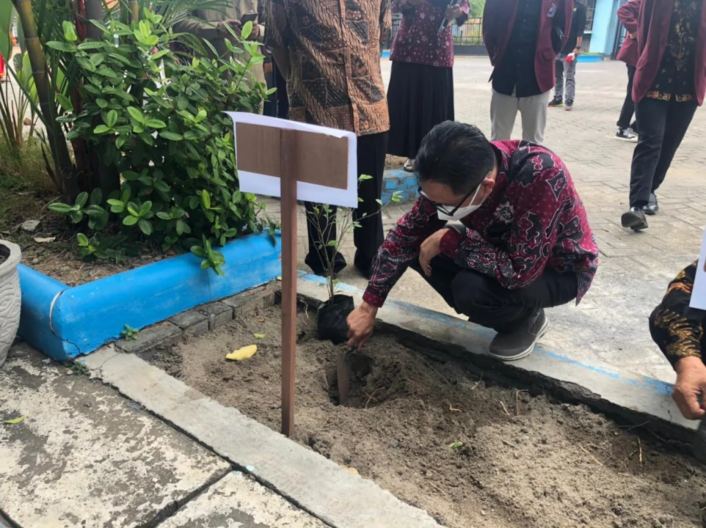 Seribu Bunga untuk Wujudkan Eco-Campus Umla