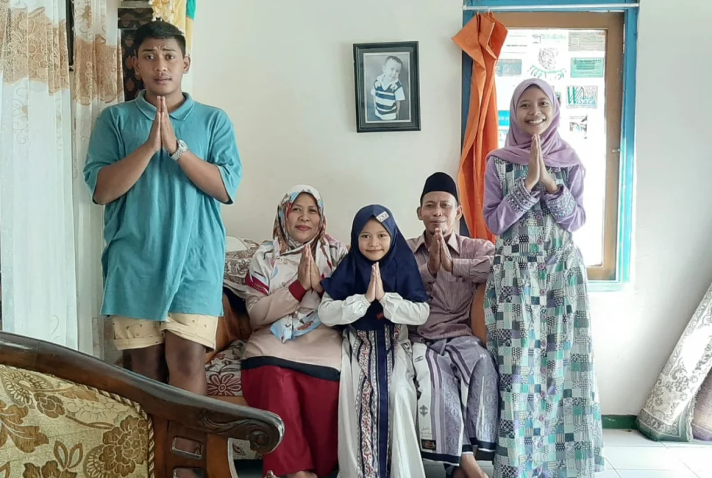 Kompak! Keluarga Ini Tuntaskan Misi Menulis Buku Antologi