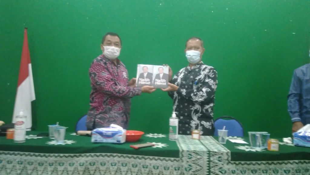 Hadiah Buku Biografi Nadjib Hamid untuk PWM Kalteng