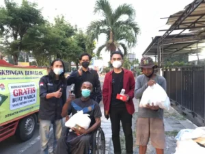 Lazismu dan Mahasiswa UAD Kolaborasi Buka Angkringan Berjalan