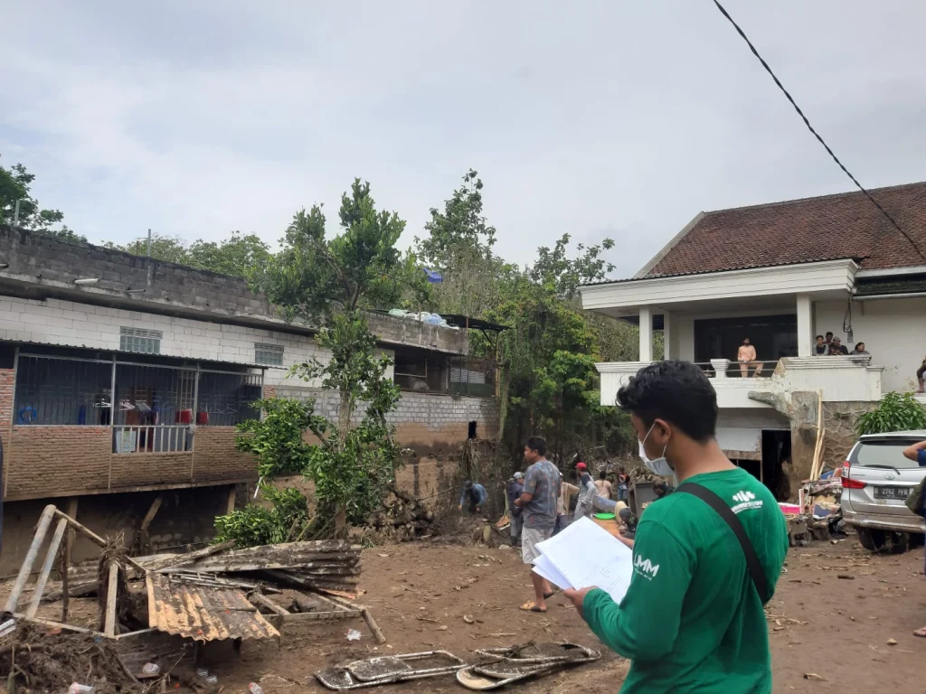 Maharesigana UMM Bantu Penyintas Banjir Bandang Kota Batu