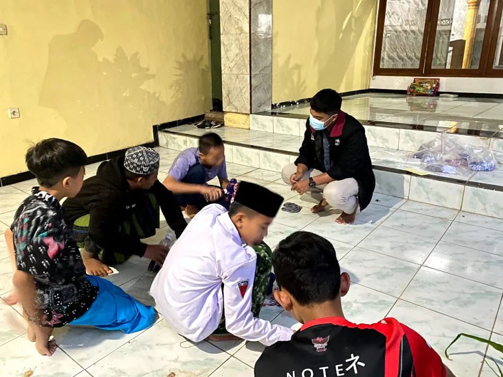 Mahasiswa UMM Ajarkan Anak Panti Berkreasi Kaos Tiedye