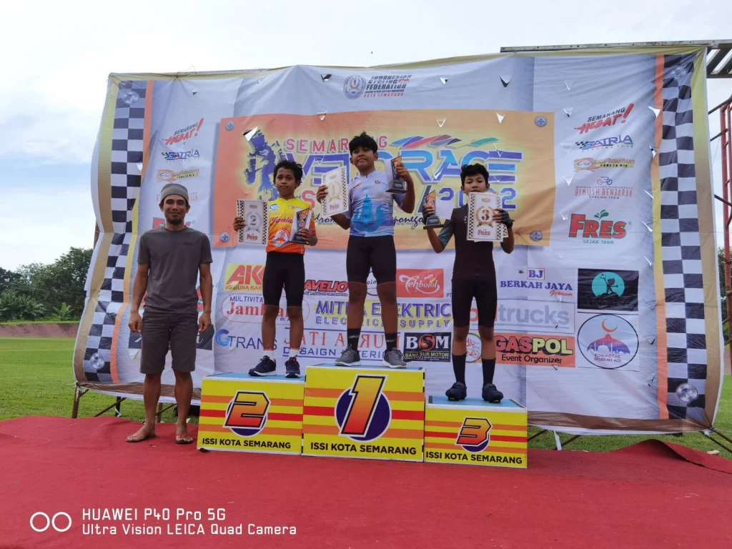 Siswa SMP Muda Surabaya Juara Kejurnas Balap Sepeda