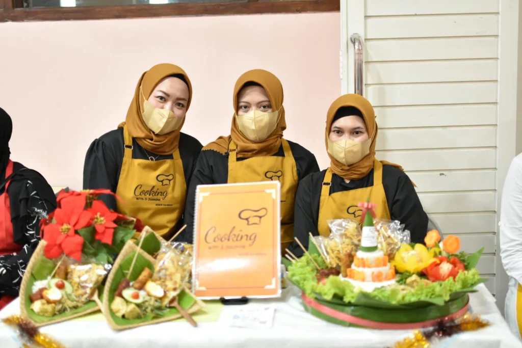 Lomba Hias Tumpeng Ramaikan Milad SDM 18 Surabaya
