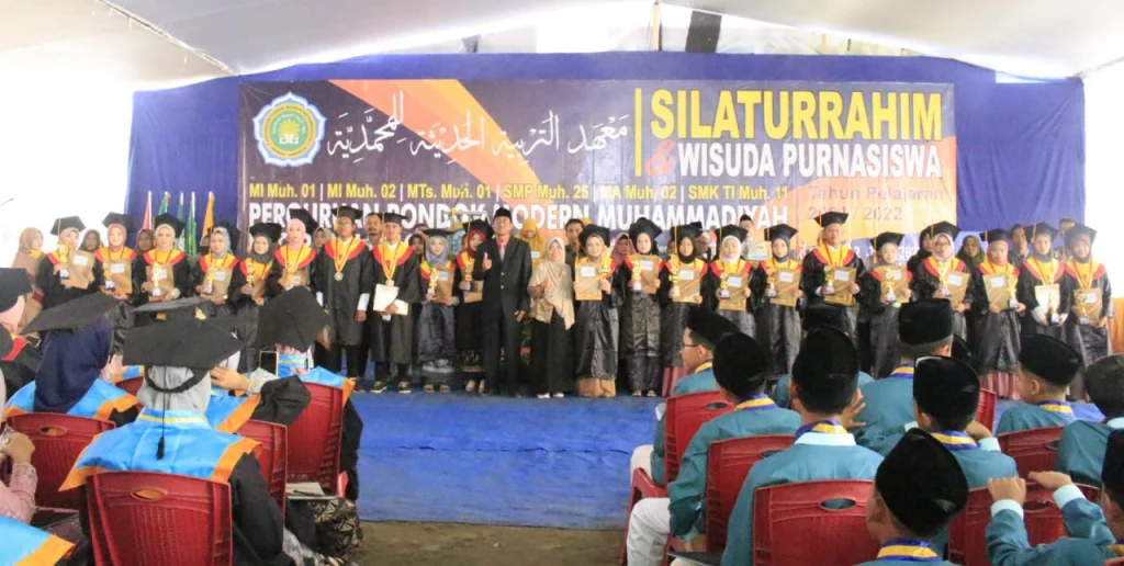 Pondok Modern Muhammadiyah Paciran Wisuda 320 Siswa