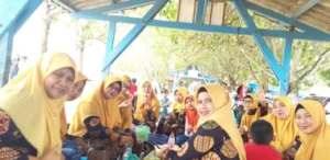 Rujakan di Pasir Putih, Asyiknya Aisyiyah Babat Ini