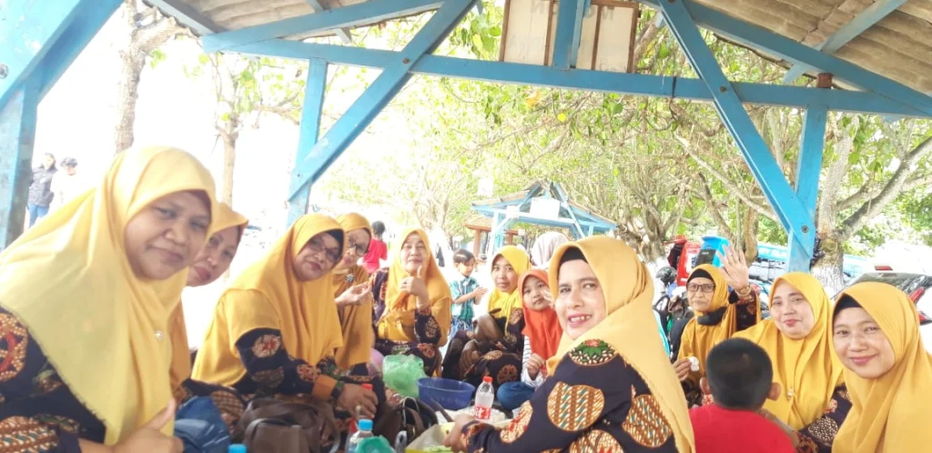 Rujakan di Pasir Putih, Asyiknya Aisyiyah Babat Ini
