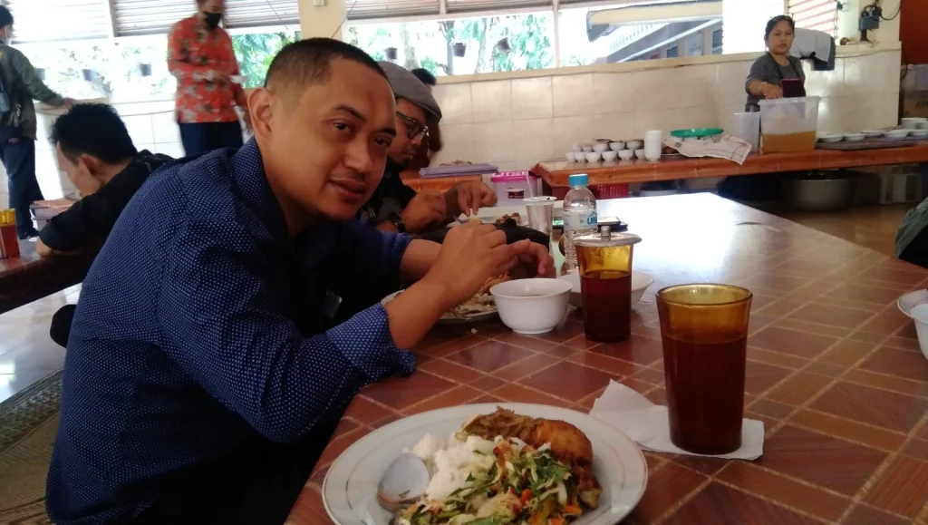 Peserta Jambore Media Nikmati Trancam dan Urap-urap sambil Lesehan