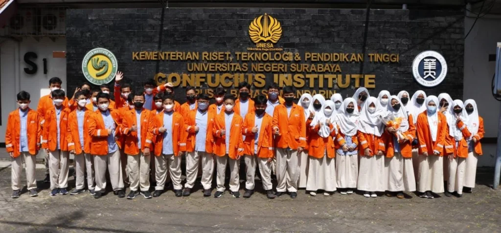 Siswa Kelas Internasional Spemdalas Belajar Shufa di Kertas Ajaib