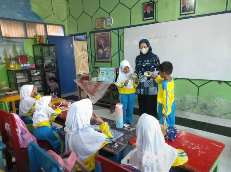 Di SD Mutu Kagumi, Puskesmas Balongpanggang Sosialisai Ini