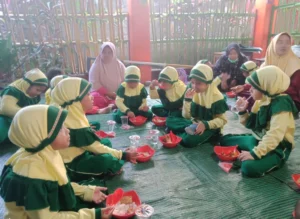 Beragam Pelajaran di Balik Makan Prasmanan ala Siswa TK PAUD Ini