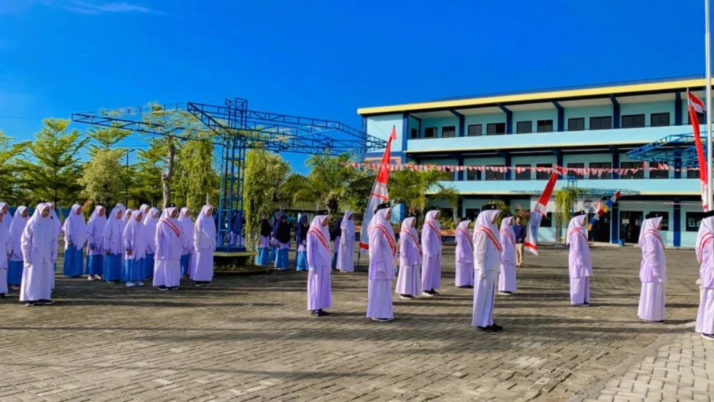 MBS Al Amin Putri Pengalaman Pertama Gelar Upacara