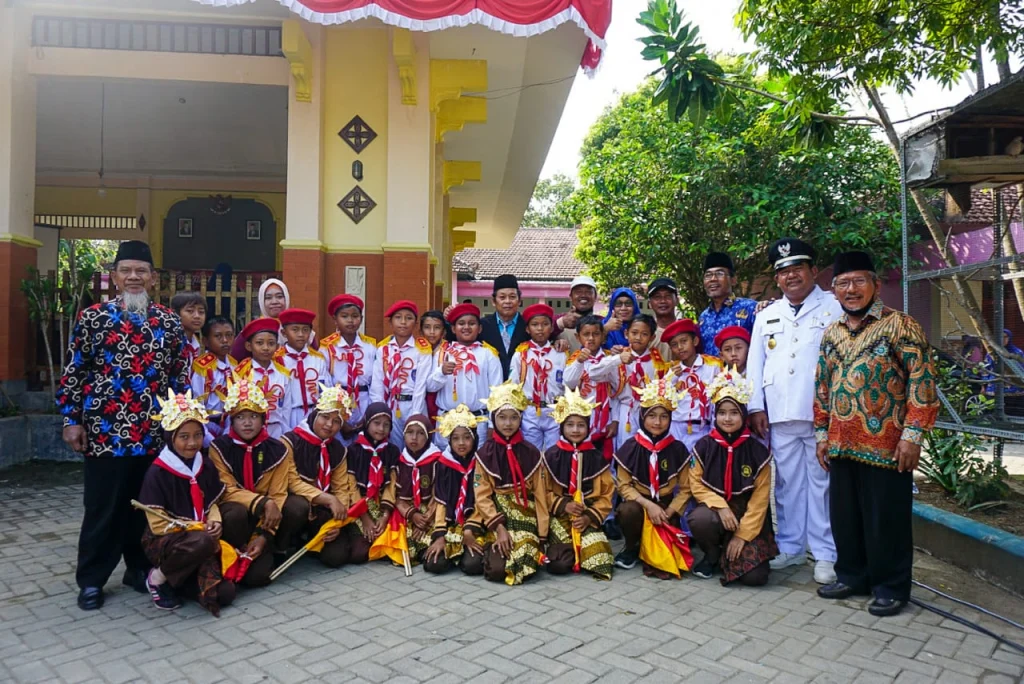 Siswa MIM 1 Godog Tampilkan Atraksi Baris di Upacara Kemerdekaan