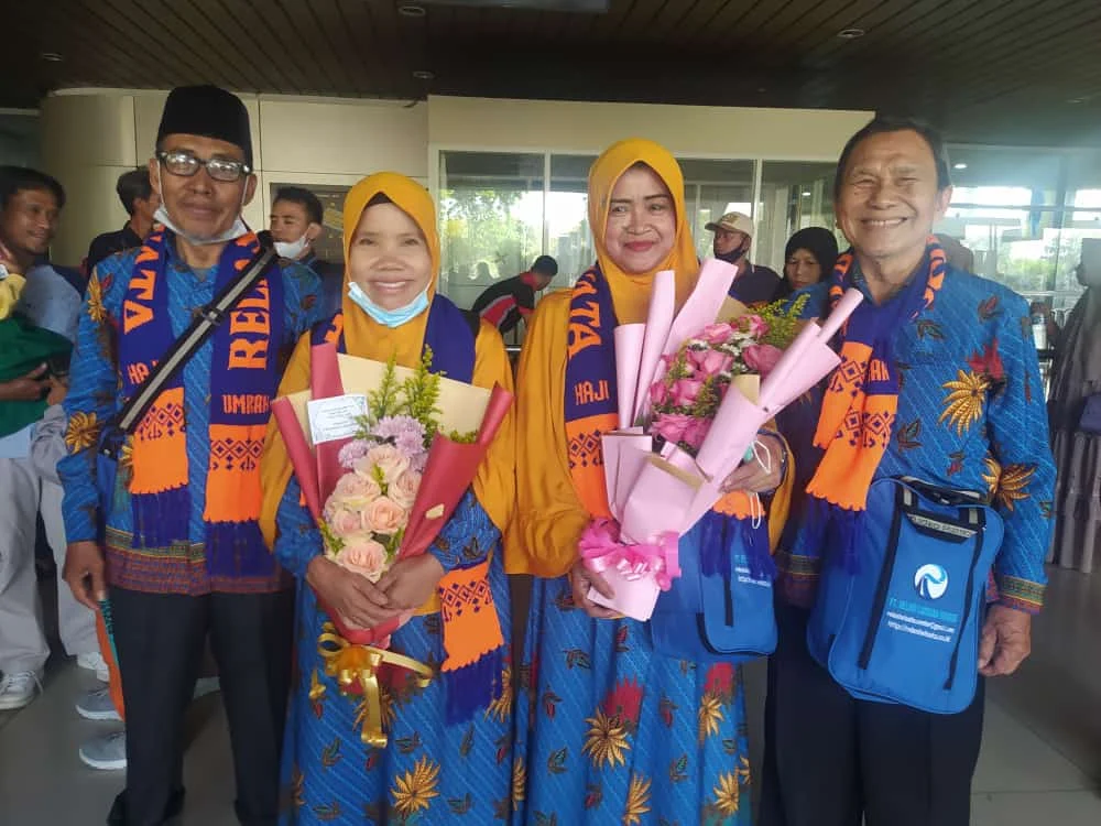 Mengabdi 35 Tahun, Guru-Karyawan SD Musix Dapat Hadiah Umrah