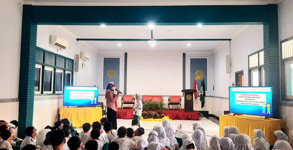 Adab Berbicara dalam Orangtua Mengajar SD Mugeb