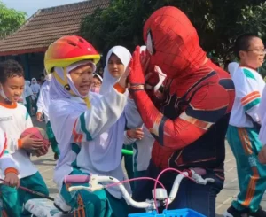 Terkuak Sosok Spiderman yang Mendatangi Siswa SD Mugeb