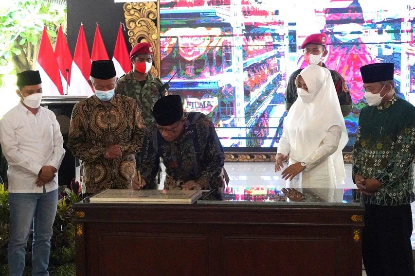 Tanda Tangan Prasasti Semarakkan Tabligh Akbar