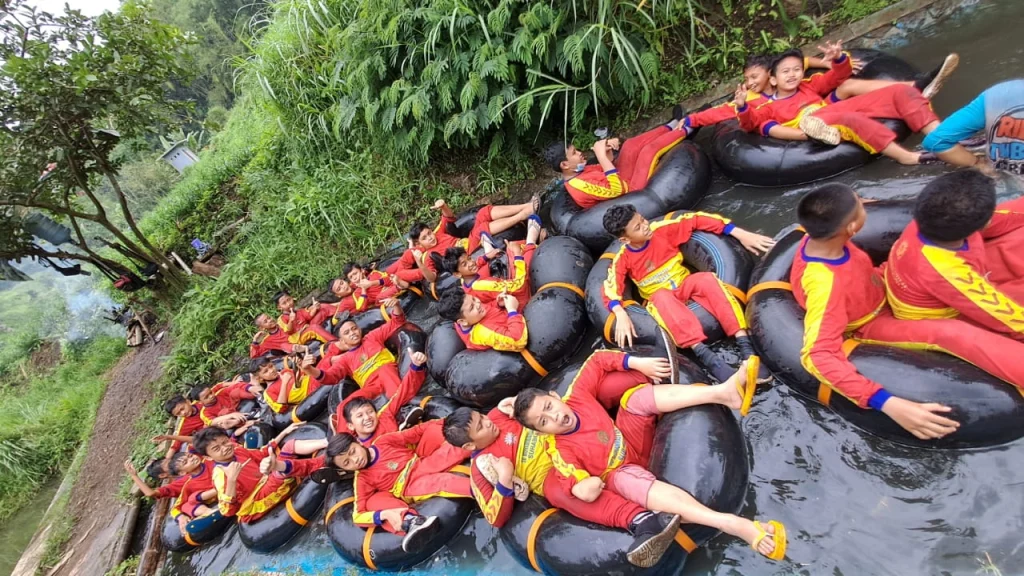 Outing Class SD Muhlas Makin Seru Main River Tubing