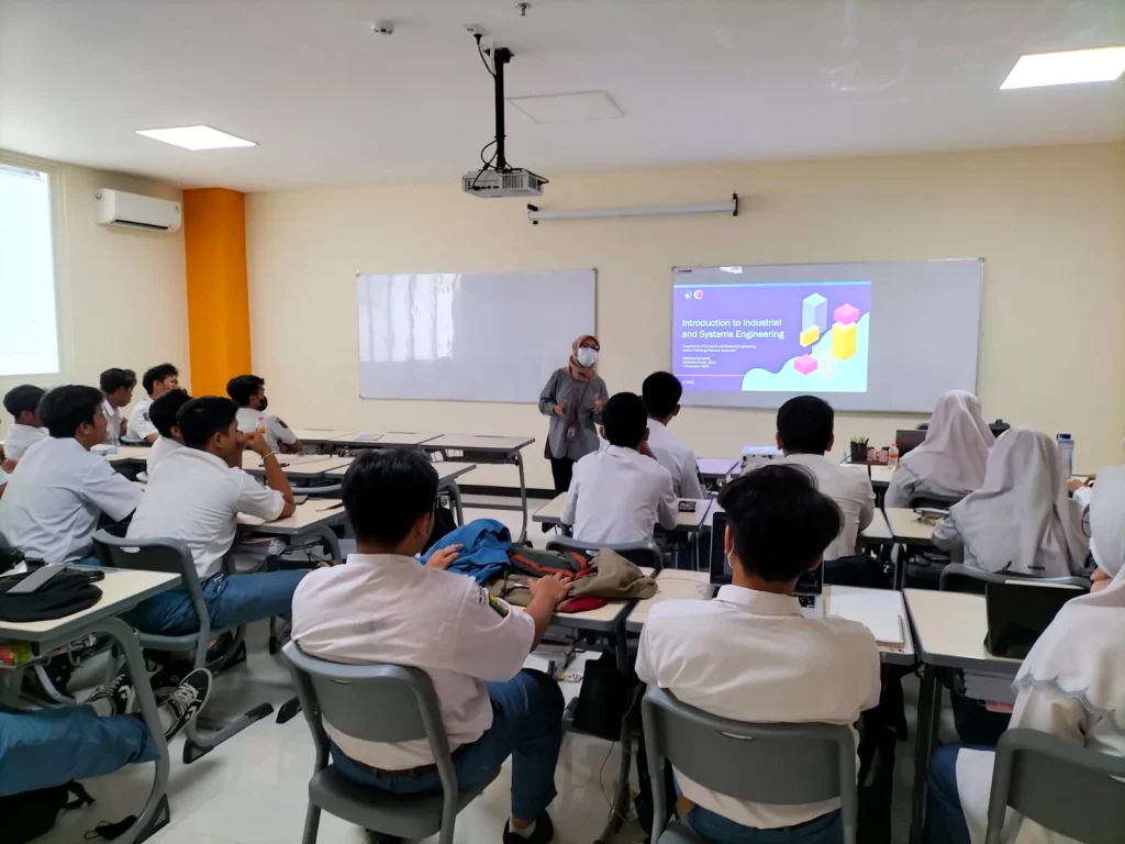 Gelar Kuliah Tamu, Smamda Surabaya Undang 10 Dosen